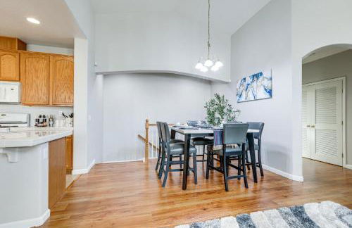 Extended-Stay Ready! Elk Grove Unit with Pool Access - Foto 8