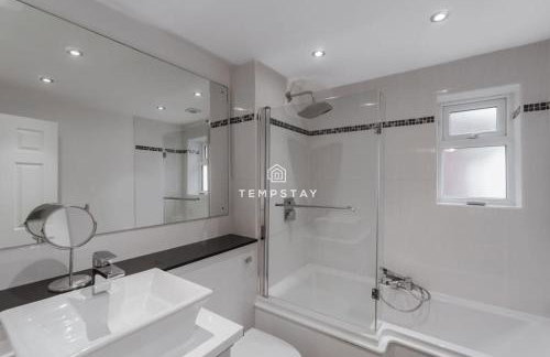 Spacious 5 bed Sunninghill with driveway parking - By Tempstay - Foto 17