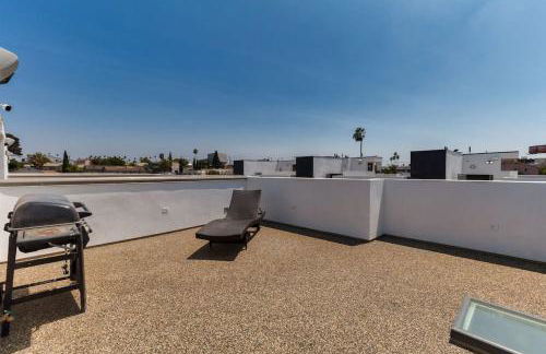 Luxury Modern 4 Bedroom 3 Bathroom Home with Rooftop Deck #1 - Photo 8