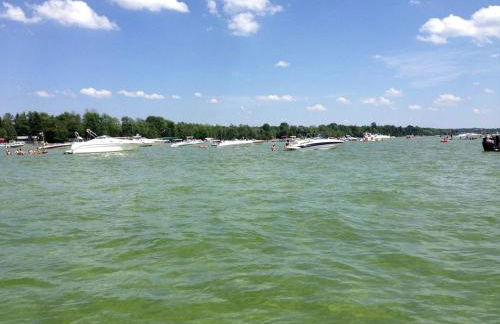 Cozy and Spacious Log Cabin Rental near Burt Lake State Park in Michigan - Foto 17