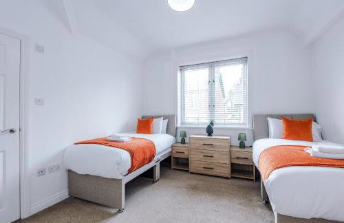 Modern 3 Bedroom House Perfect for Short and Long Stays - Foto 49