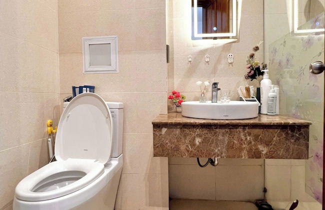 Luxury 2-bedroom Apartment - Photo 13