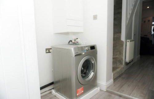 Luxury 3-Bedroom Home , with Free parking - Photo 12