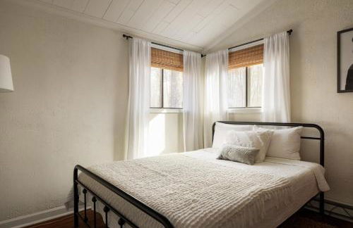 Cabin w hot tub & fire pit - Foto 17