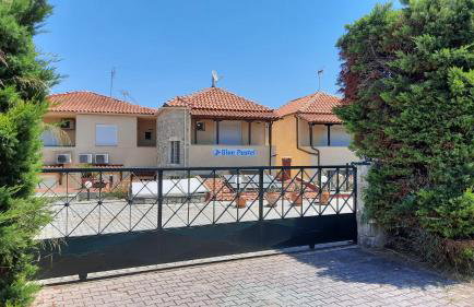 Blue Pastel-cliffside villa, shared pool, wild sandy beach nearby - Foto 12