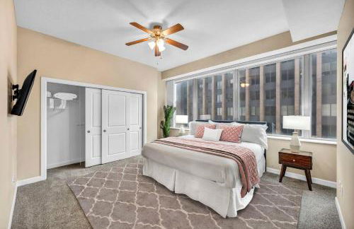 Luxury High-Rise w/ City View | Paid Parking | Gym - Photo 20