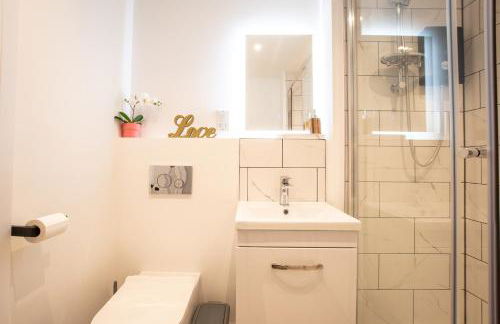 Welcome - BUSINESS or PLEASURE! Southampton 'City Vibes' # Stylish Apartment with Outdoor Courtyard! 1-4 Guests BOOK YOUR CITY BREAK or PRE-CRUISE STAY! CLOSE TO MAYFLOWER THEATRE, UNIVERSITIES, CRUISE TERMINALS, HOSPITALS & SHOPS! - Photo 23