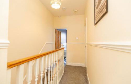 Newcombe - Sleeps Up to 8 - Close to Northampton Town Centre & Train Station - Fast Wifi, Free Parking, SmartTV with Netflix by Centro Stays - Foto 14