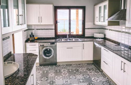 Villa Los Flamencos by Veaco- Beachfront & pool - Photo 52