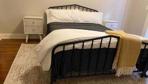 Downtown 3 bed newly renovated with amenities. - Photo 2