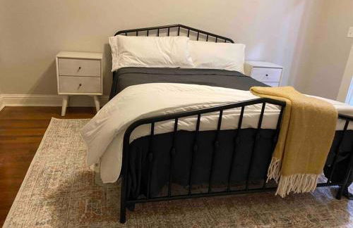 Downtown 3 bed newly renovated with amenities. - Photo 2