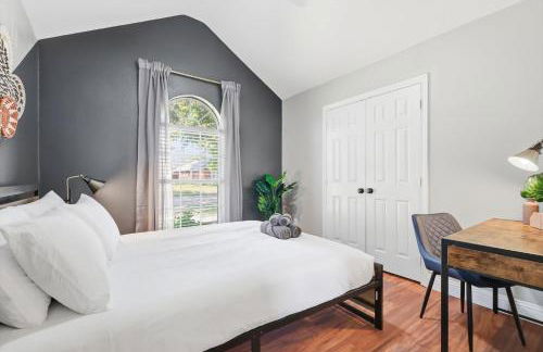 4-BD 2-BA with Backyard Pool Retreat + Game Room - Foto 20