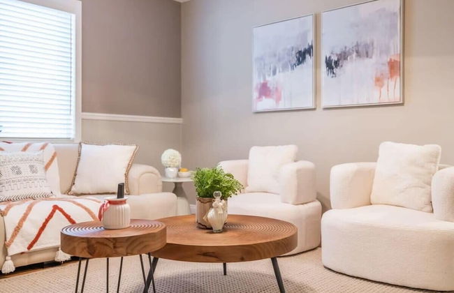 Marbella Lane - Charming 4BR Bungalo for Relaxing Retreat - Photo 24