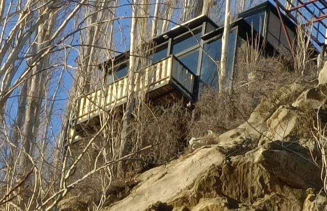 Stunning Cliff-edge 2-bedroom Chalet in Karimabad - Photo 13