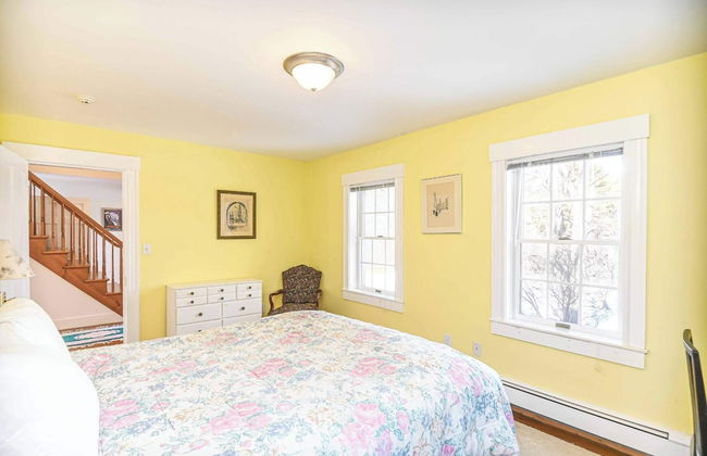 4 BDR w/ Private Hot Tub, Backyard and Deck! - Photo 9