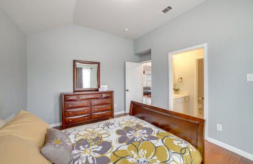 Great for Gatherings! Stylish Allen Home with Patio - Foto 26