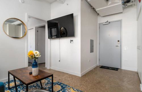 Regal Stylish Uptown Loft Beachfront RooftopWFHGym - Photo 11