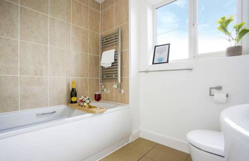 Stylish 6 Bedroom 3 Bathroom Detached House with Free Parking, Super-Fast Wifi, Pool Table, Smart TVs with Netflix by Yoko Property - Foto 22