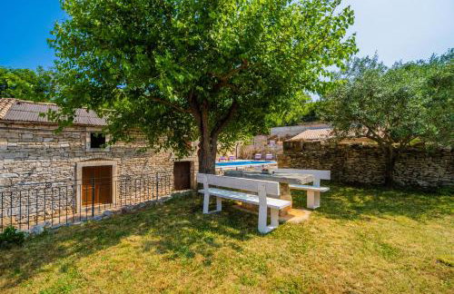 LUXURY VILLA ON SPACIOUS PRIVATE PROPERTY - Photo 9