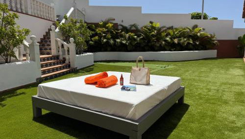 Villa Amorio a spacious modern getaway with a private heated pool & Sea Views - Foto 5, sunbed