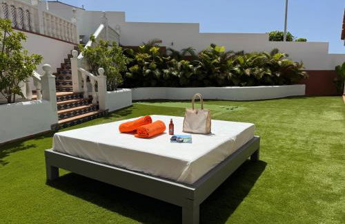 Villa Amorio a spacious modern getaway with a private heated pool & Sea Views - Foto 5