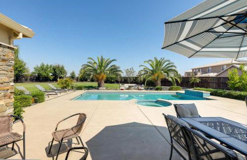 Luxe Roseville Home with Pool and Hot Tub! - Foto 32