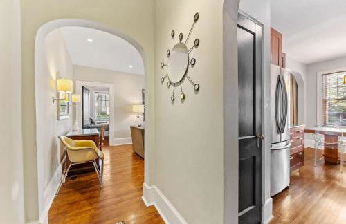 Luxurious Myers Park Living with Screened Porch - Foto 18