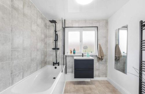 Spacious Family - Contractor Stay - Parking - WiFi - Photo 5