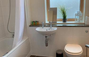 Three Bedroom Townhouse with Parking - Foto 8