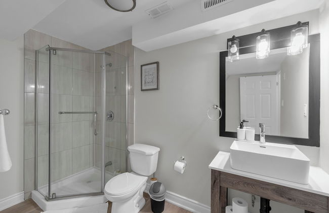 Beautiful House - On A Quiet Street - Photo 49