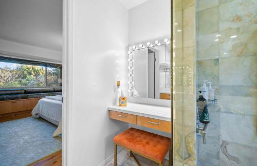 Nature-Inspired Stay with Pool, Fire Pits and More - Foto 75