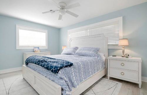 Coastal Vibes! Tropical heated pool home short drive to the beach - Foto 22