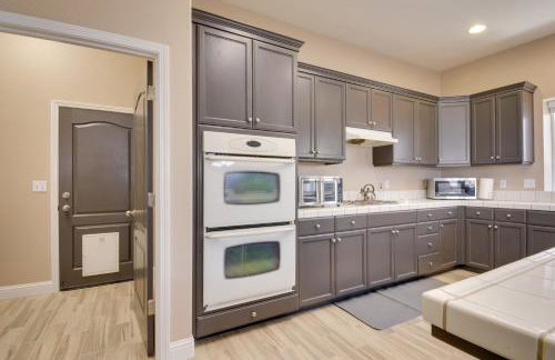 Remodeled Livingston Home with Private Backyard! - Foto 6