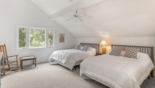 Spacious 4 Bed, 3 Bath Home in Prime Location w/ Breathtaking Marsh Views - Foto 3, Habitación