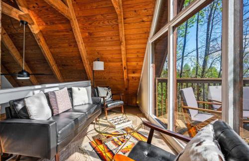 Charming A-Frame Cabin w Hot Tub & Mountain Views - Foto 3