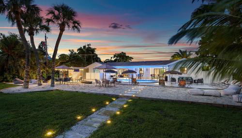 Deluxe Waterfront Villa with BBQ, Pool and Game Room - Foto 2, Garden, Garden view