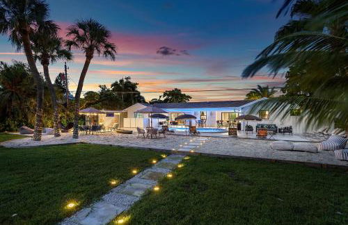 Deluxe Waterfront Villa with BBQ, Pool and Game Room - Photo 2