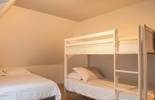 Spacious Seaside Apartment - Photo 5