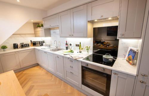 Lake View Family & Pet Friendly Home - Central Bowness - Photo 4