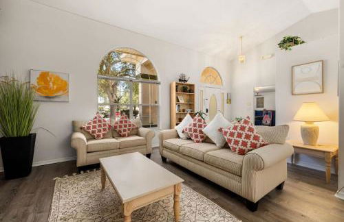 Modern Retreat Pool and Game Room - Foto 7