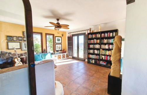 Künstlerhaus Finca Madreselva mit atemberaubenden Weitblick mit Infinitypool, kleinen Teichen und vielen Sitzplätzen in Tolox Malaga im Nationalpark Sierra de las Nieves, ideal für Entspannung, aber auch zum Wandern - Foto 68