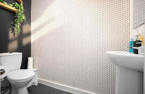 2 Bedroom House with 4 Beds, 3 Doubles & 1 Single - In Salford, 10 mins Uber from Manchester City Centre - Located in Salford close to Old Trafford, Manchester united, Trafford Park, Salford Quays & more! With Garden & Parking - By MAEVELA Manchester - Foto 21