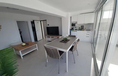 Stylish Rooftop Retreat with Hot Tub with Loutraki Beach - Foto 25