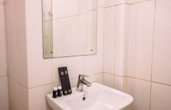 Comfortable Studio Room near Airport at Skylounge Tamansari Apartment - Foto 9