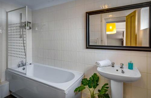 City and Airport - 2-Bed Contractor Base - Free Parking and Fast WiFi - Foto 21