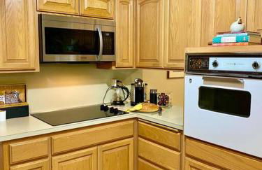 Forest Gallery- Mid-Century Modern With City Views - Photo 26