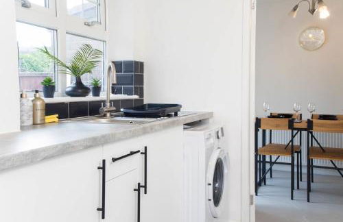 Big 4-Bed House in Haydock Ideal for Work Crews - Foto 18