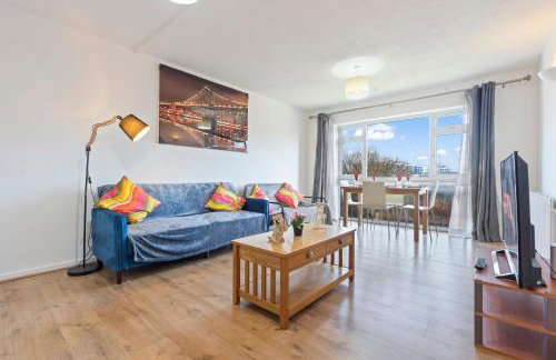 Luxury 2 Bedroom Apartment with Free Parking Opposite Queen Elizabeth Hospital - Photo 5