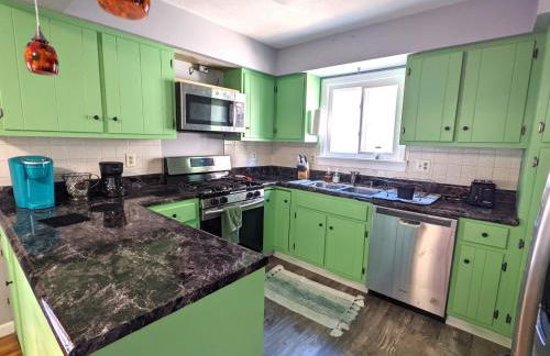 Fenced backyard, deck, pet-friendly home - Photo 8