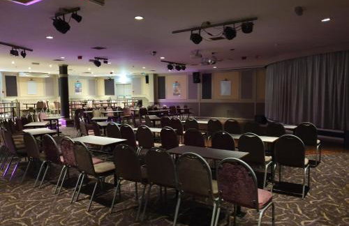 Cozy 3 bedroom Caravan, Sleeps 8, at Parkdean Newquay Holiday Park - Foto 98